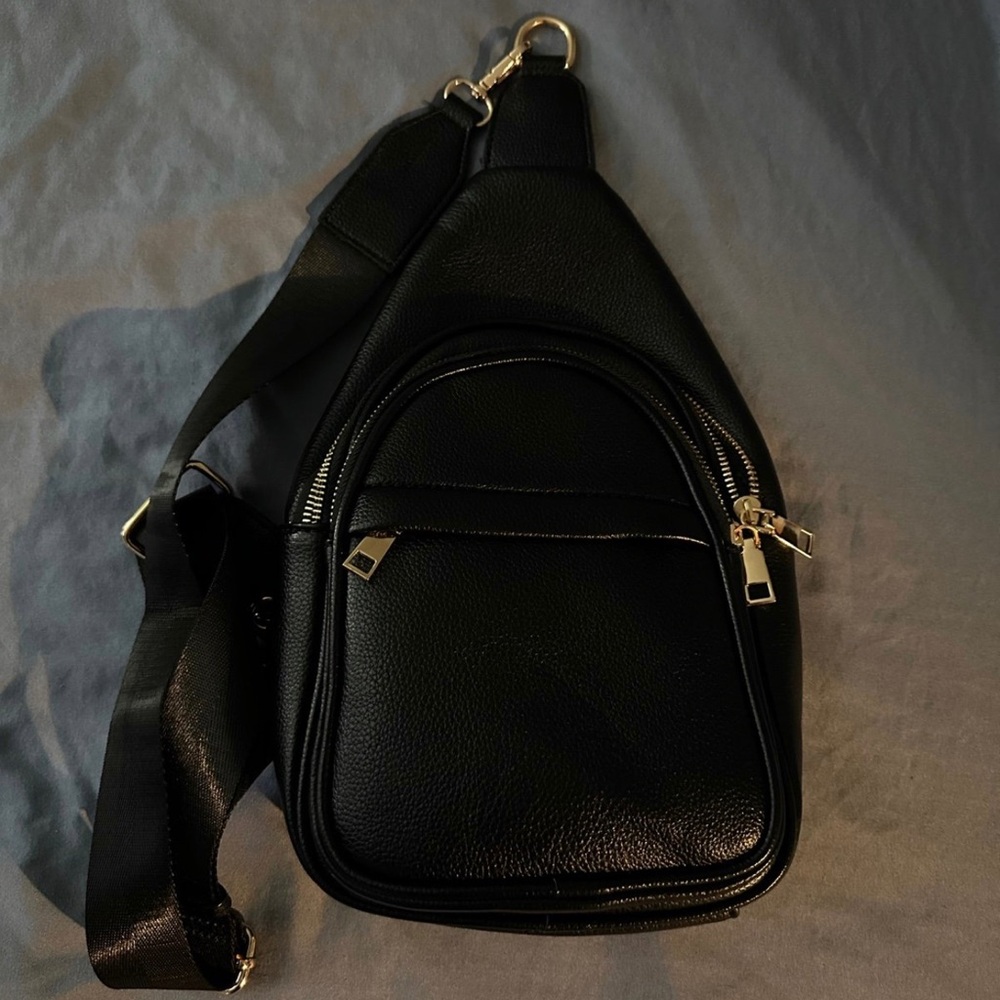 BLACK SHOULDER BAG MEDIUM NO BRAND LIKE NEW
LIKE NEW CONDITION!
